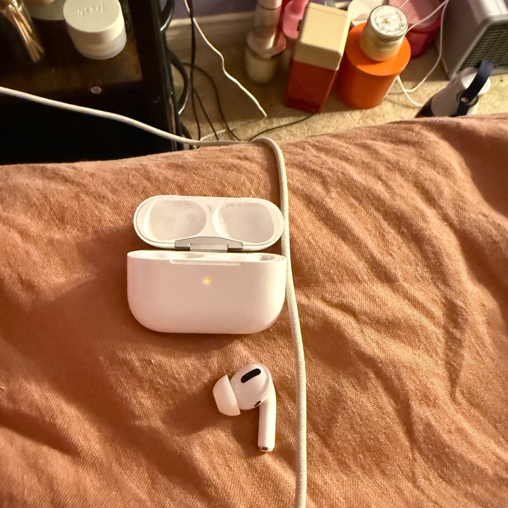 (SOLD) AirPods Pro 1st generation With Only Right AirPod (lightning cord)